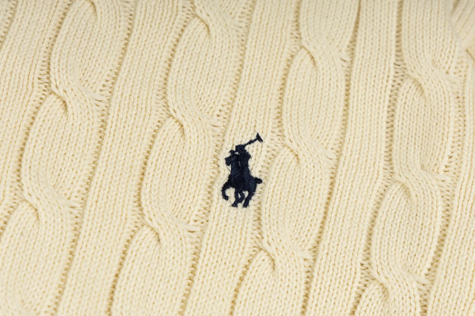 P260 #R98 RALPH LAUREN Ralph Lauren nine-color classic small label embroidery logo full zipper knitted cable cardigan sweater, high-density LOGO embroidery on the chest, original customization of tag accessories. Made of pure cotton yarn, pure cotton is skin-friendly and comfortable, small label war horse embroidered twist zipper cardigan sweater 🐎 high quality, follow the blogger to learn how to wear it! Let’s buy a Ralph Lauren cable sweater. It’s a super hard-to-find series after it became popular. It’s hard to find one on the official website. It’s simple and practical to wear, with a lazy and loose feel. The thickened fabric has more texture, feels soft and delicate, and has a loose fit. Whether worn alone or layered, you can wear different styles of fashion with just one piece!   Size：XS S M L